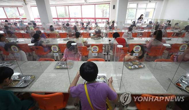 초등학교 칸막이 급식실 모습 [연합뉴스 자료사진]