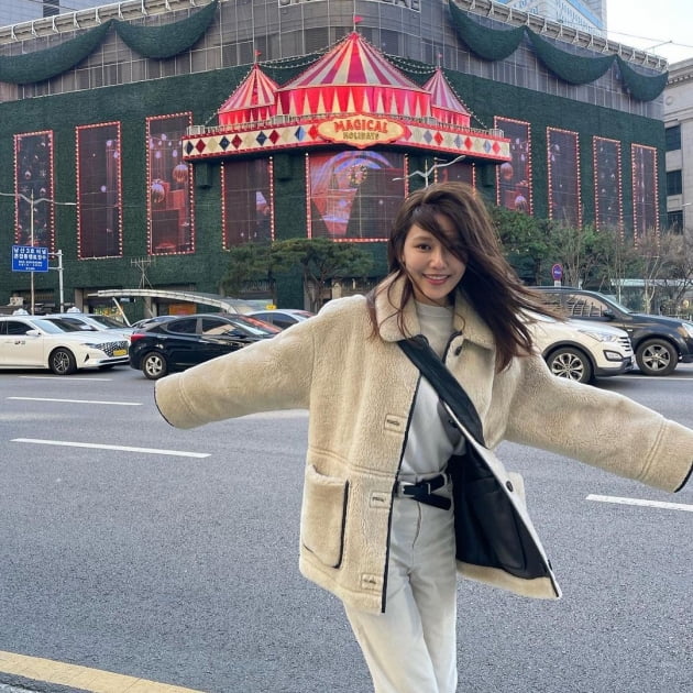 Group Girls Generation member and actor Choi Sooyoung delivered a New Years greeting.Choi Sooyoung posted on his instagram on the 1st, Goodbye 2021 #hate you love you.Choi Sooyoung also moved several photos of 2021 memories.There were many difficult moments, but I looked back at last year when I had many pleasant moments, and I was attracted to the new year with a new determination.Choi Soo Young in public devotion with Actor Jung Kyung-ho.