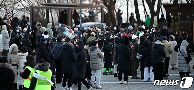 2022 임인년 새해 첫날인 1일 서울 남산을 찾은 시민들이 새해 첫 해맞이를 기다리고 있다. 2022.1.1/뉴스1 © News1 박지혜 기자