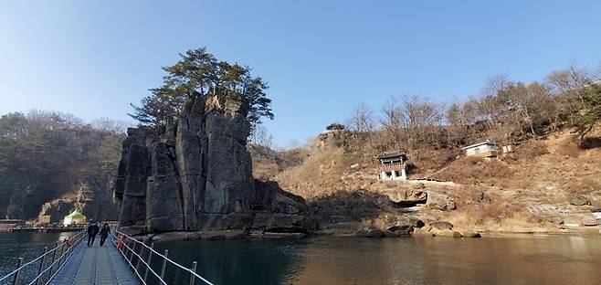 철원9경의 하나인 고석정은 한탄강 중류에 외롭게 서 있는 고석(孤石)과 정자, 그 일대의 현무암 계곡을 말한다. 인근에 놓인 물윗길을 따라 주변 풍광을 즐길 수 있다.