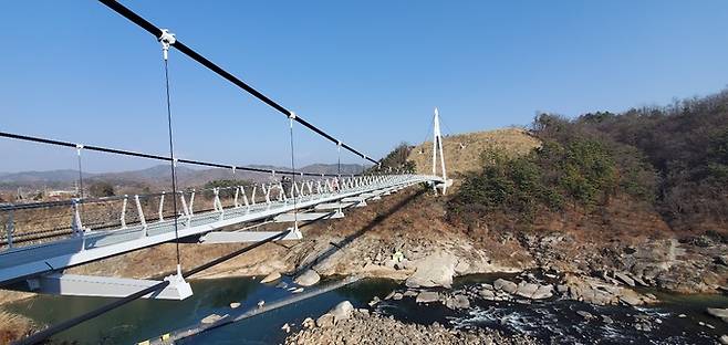 은하수교는 연장 180m, 폭 3m의 현수교로, 다리 가운데가 강화유리라서 바닥이 훤해 아찔하다.