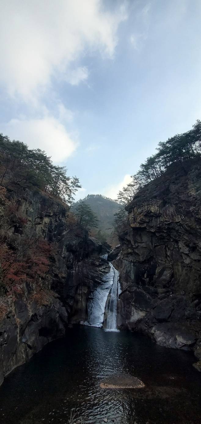 명성산 중턱의 화강암지대에 자리한 20m 규모의 3단 폭포인 삼부연폭포.