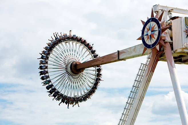 롯데월드의 자이로스윙.