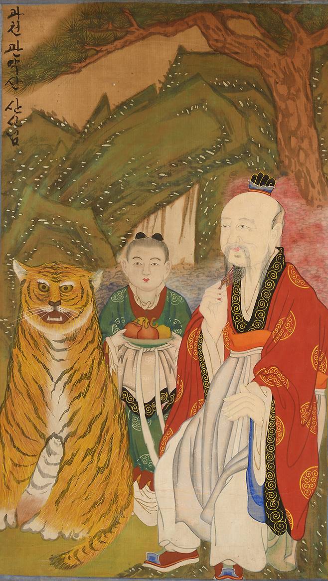 무속에서 믿는 신상의 하나인 관악산 산신을 표현한 족자 형태의 관악산 산신도(민속072816). 산신은 마을의 평안과 안녕을 기원하며 보살펴주는 신으로, 수염을 만지며 앉아있는 모습으로 묘사됐으며, 산신 좌측에 복숭아를 든 동자와 산신의 화신인 호랑이가 그려져있다. 국립민속박물관 제공