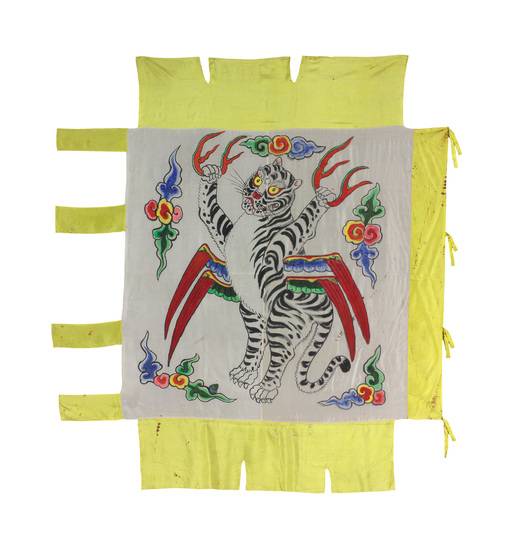 대오방기의 하나로 진영의 오른편 문에 세워서 우영, 우위를 지휘하는 데 쓰였던 백호기(노부33). 흰 사각 바탕에 적색 날개를 달고 나는 백호와 청·적·황·백 네 가지 색깔의 구름이 그려져 있다. 국립고궁박물관 제공