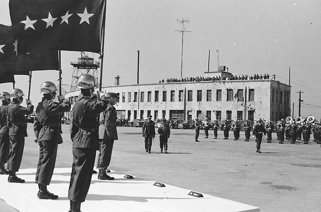 미국 육군참모총장 맥스웰 테일러 대장 환송식. 1957년 [임인식 제공]