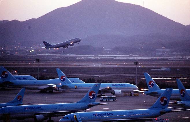 국제선 기능을 인천국제공항으로 이전하기 전 김포공항에서 마지막으로 이륙하는 국제선 비행기. 2001년 [연합뉴스 자료사진]
