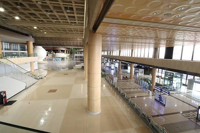 코로나 팬데믹으로 이용객이 급감해 적막이 흐르는 국제선 청사. 2021년 [연합뉴스 자료사진]