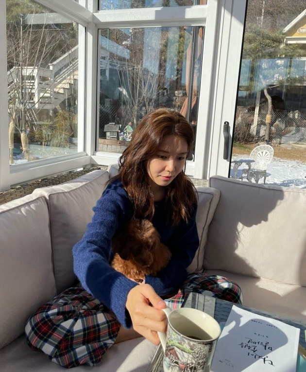 Group Girls Generation member and actor Choi Sooyoung delivered a New Years greeting.Choi Sooyoung said on his 2nd day in his instagram that New Year # You will be done if you say Hope and gave a new greeting to his new title.In the photo, Choi is sitting on a terrace sofa, studying scripts and snacking on dogs. A clear smile and a lovely atmosphere attract attention.Choi Sooyoung is in public with Actor Jung Kyung-ho, who was cast in Drama You Say Hope.