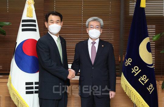 지난해 9월 서울 종로구 정부서울청사에서 고승범 금융위원장이 정은보 금융감독원장과 면담을 갖고 양 기관 간의 협업과 금융현안 대응 방안에 대해 논의했다. <금융위원회 제공>