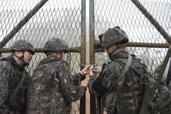 국방부는 2018년 11월 11일 남북 군사당국이 '9.19 군사분야 합의서'에 따라 비무장지대 내 시범 GP 철수를 진행하고 있다고 밝혔다. 이를 위해 당국은 지난 10일 남북의 상호 시범 철수 GP 11개소의 모든 화기·장비·병력 등에 대한 철수를 완료했다.11일부터 이달 말까지는 상호 보존하기로 합의한 GP 1개소를 제외하고 나머지 GP 10개소의 모든 시설물을 완전 파괴하기 위한 조치를 진행해 나갈 예정이다. 이후 투명성과 신뢰성을 보장하기 위해 상호 검증 절차도 진행할 계획이다. 사진=국방부 제공