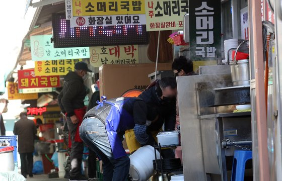 지난해 12월31일 서울 종로구 낙원상가 국밥 골목에서 상인들이 점심 장사 준비를 하고 있다. 뉴스1