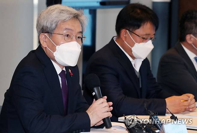 고승범 금융위원장, 핀테크 산업 혁신지원 간담회 참석 (서울=연합뉴스) 고승범 금융위원장(왼쪽)이 9일 오전 서울 강남구 선릉로 디 캠프에서 개최된 '핀테크 산업 혁신지원 간담회'에서 인사말 하고 있다. 2021.12.9
    [금융위원회 제공. 재판매 및 DB 금지] photo@yna.co.kr