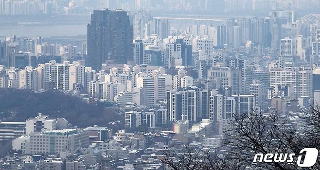 사진은 2일 오전 서울 중구 남산에서 바라본 서울시내 아파트의 모습. 2022.1.2/뉴스1 © News1 김진환 기자