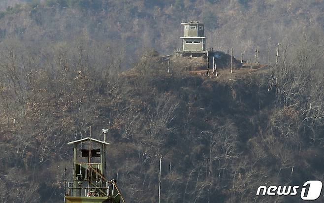 경기도 파주시 접경지역에서 바라본 북한군 초소. 2022.1.2/뉴스1 © News1 박정호 기자