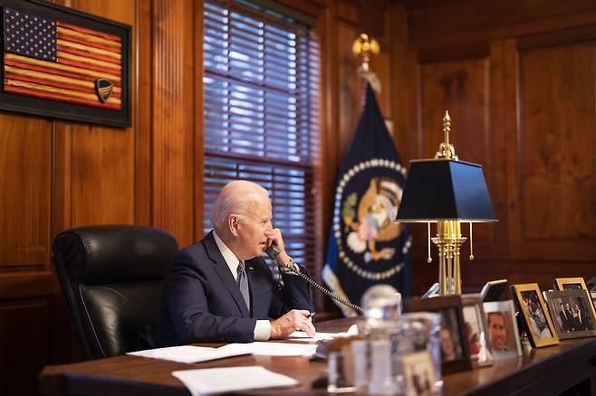 조 바이든 미국 대통령이 지난달 30일(현지 시각) 델라웨어주 윌밍턴의 사저에서 블라디미르 푸틴 러시아 대통령과 전화로 회담하고 있다. /미국 백악관 제공