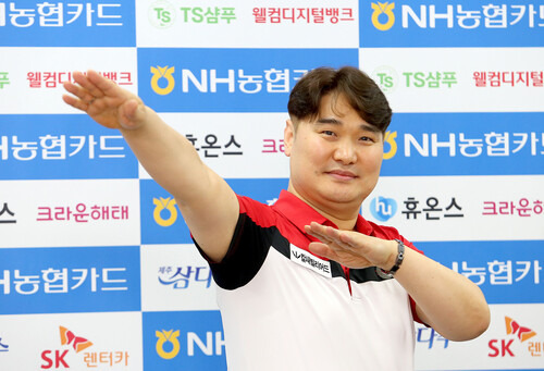 3일 프로당구 NH농협카드 16강전에서 한 번에 15점을 올려 1천만원의 보너스를 받은 박정근. PBA 제공