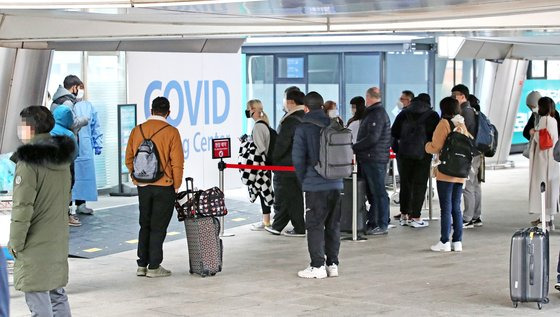 같은 날 인천국제공항 제1여객터미널 코로나19 검사센터에서 입국자들이 검사를 받기 위해 대기하고 있다. [연합뉴스]