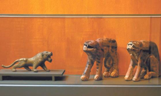 십이지의 호랑이 장식품(왼쪽)과 암수 한 쌍을 이룬 호랑이 목각인형.
