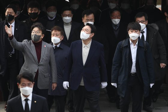 윤석열 국민의힘 대선후보(가운데)와 이준석 대표(오른쪽), 권성동 사무총장. [사진공동취재단]