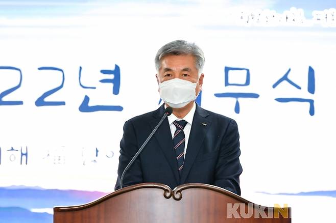 최승준 정선군수가 3일 군청 대회의실에서 열린 2022년 시무식에서 인사말을 전하고 있다.&nbsp;