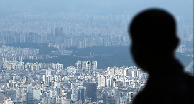 송파구 주택밀집지를 바라보고 있는 시민 모습 [매경DB]