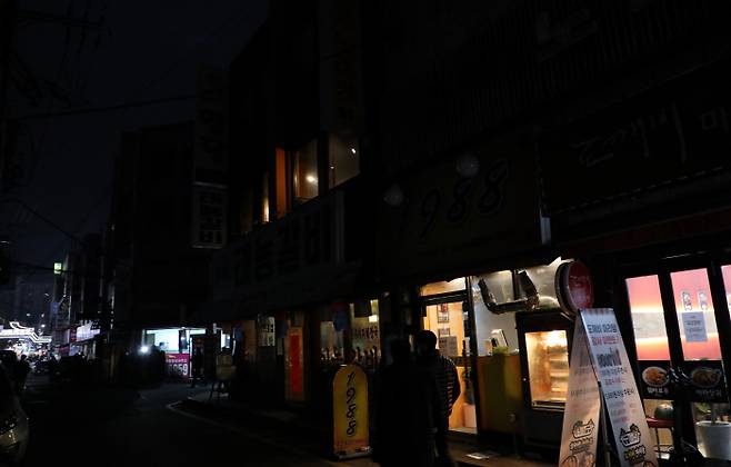 지난달 28일 정부의 방역대책에 항의하며 `소등시위`에 나선 소상공인들. [출처 = 연합뉴스]