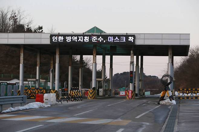 [고성(강원)=뉴시스] 김경목 기자 = 새해 첫날 신원이 밝혀지지 않은 월북자가 발생 동부전선 육군 제22보병사단을 비롯 육군에 비상이 걸렸다. 2일 오후 육군 제22보병사단 제진검문소 장병들이 강원도 고성군 최북단 마지막 제진검문소에서 출입 차량과 탑승자 인원 수 등을 확인하고 있다. 2022.01.02.