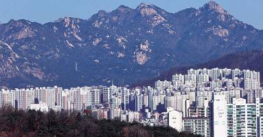 서울 마포구에서 바라본 은평구와 서대문구 일대 아파트 단지 모습. [연합]