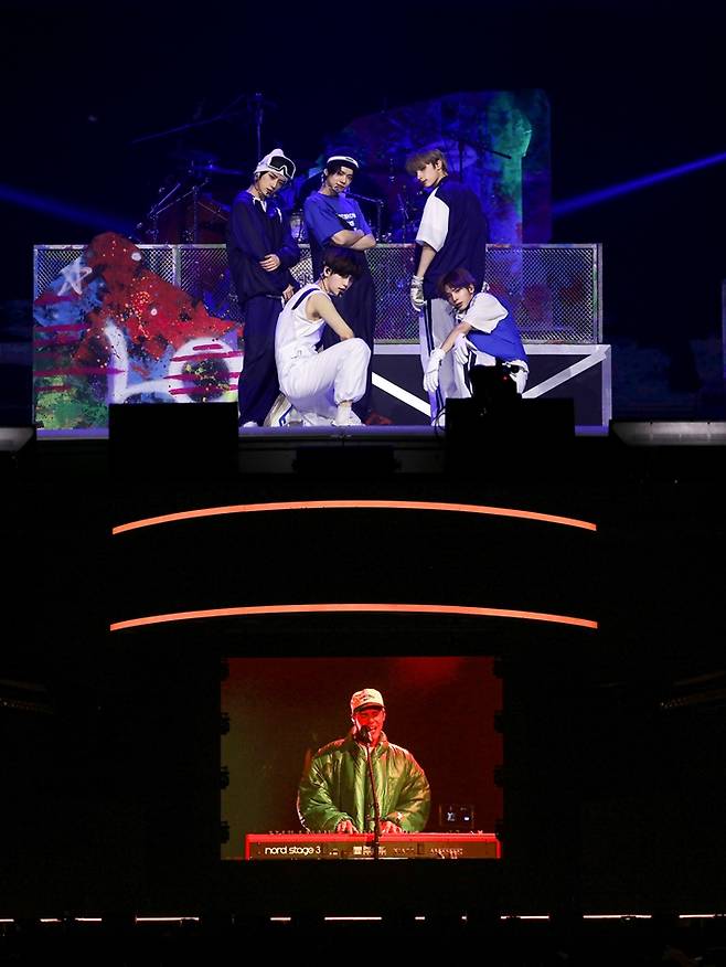 위쪽부터 서태지와 아이들의 '컴 백 홈'을 커버한 투모로우바이투게더, 올해 처음으로 위버스 콘에 합류한 저스틴 비버. 하이브 제공