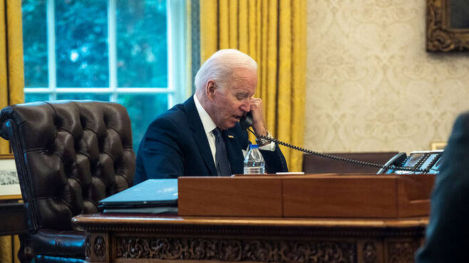 젤렌스키 우크라이나 대통령과 통화하는 바이든 미국 대통령 (사진=게티이미지코리아)