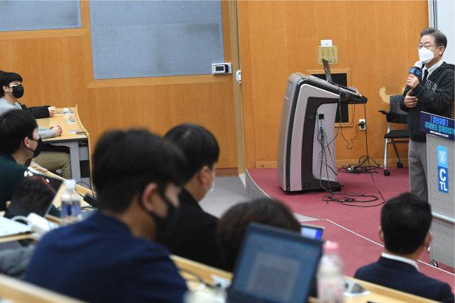 이재명 더불어민주당 대선후보가 2021년 12월 7일 서울 관악구 서울대에서 열린 ‘청년살롱 이재명의 경제이야기’ 금융경제세미나 초청 강연회에서 강연하고 있다. [뉴스1]