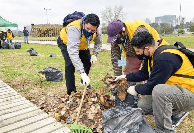 아르헨티나 부에노스아이레스 ASEZ WAO 회원들이 비센테로페즈의 해안가에서 정화 운동의 일환으로 낙엽을 치우고 있다.