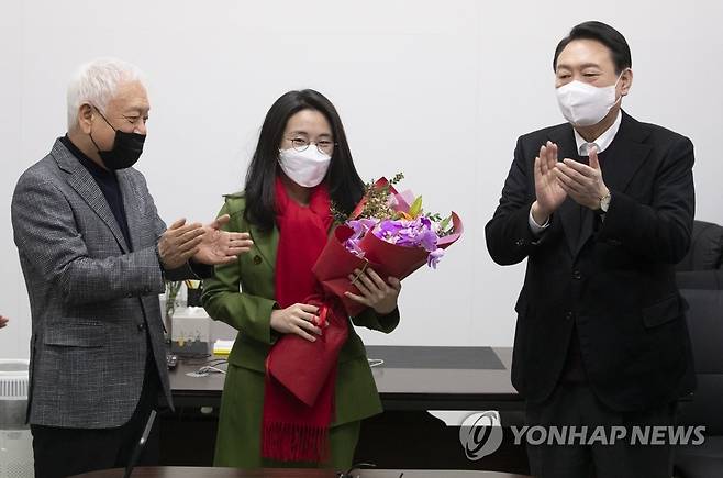 영입인사 환영식에서 기념촬영하는 윤석열, 신지예, 김한길 [국회사진기자단]