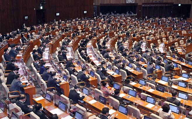 2021년 12월 3일 오전 서울 여의도 국회에서 열린 본회의에서 의원들이 2022년도 예산안 표결을 하고 있다./국회사진기자단