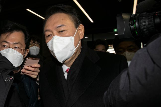 윤석열 국민의힘 대선후보가 3일 오전 한국거래소 개장식 일정 참석을 끝으로 이후 일정을 잠정 중단하고 서울 영등포구 국민의힘 당사로 들어오고있다.(공동취재사진) ⓒ데일리안 박항구 기자