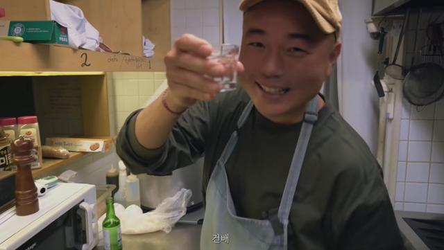 정창욱 셰프가 공개한 영상에서 술을 마시는 모습. 정창욱 셰프 유튜브 채널 캡처