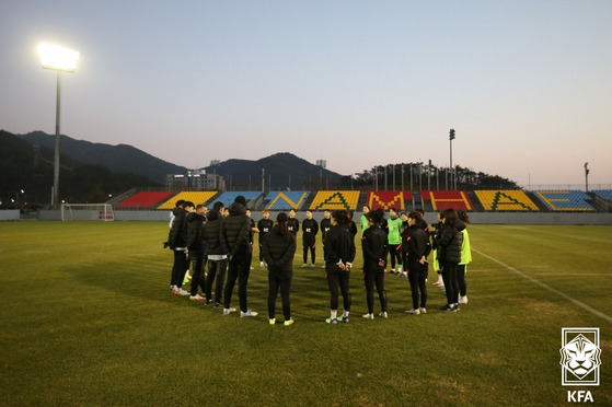 The Korean women's football team train at Namhae Sports Park in Namhae, South Gyeongsang on Monday. [YONHAP]