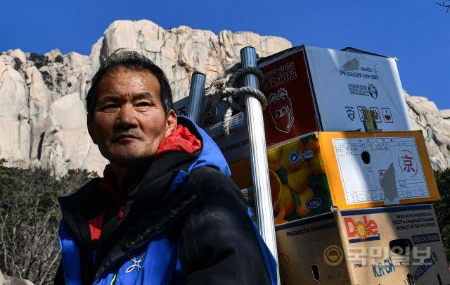 “힘들게 번 돈 나한테 쓰면 아깝더라.” ‘설악산 마지막 지게꾼’ 임기종씨가 지난달 21일 설악산 흔들바위 옆으로 짐을 옮기고 있다. 그는 지게꾼 일과 막노동으로 번 생활비의 대부분을 불우이웃돕기에 쓰고 있다.