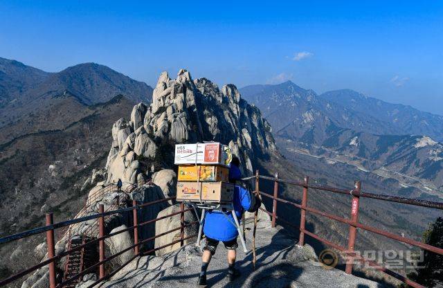 설악산의 마지막 지게꾼 임기종(66)씨가 지난달 21일 설악산에서 지게를 진 채 울산바위를 바라보고 있다.