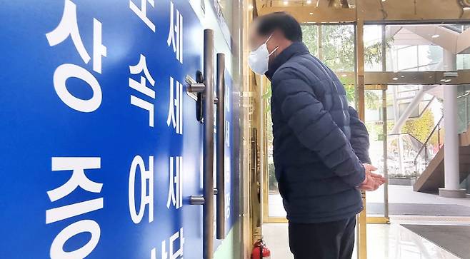 강동세무소 인근 세무 사무소 밀집 지역에서 한 행인이 사무실 안을 들여다보고 있다. [매경DB]