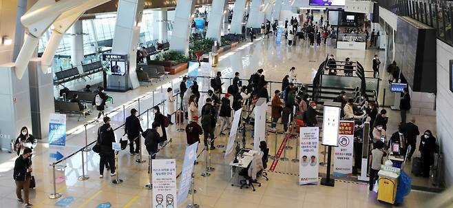 한국공항공사가 김포와 제주공항의 ‘소요시간 안내 서비스’에 돌입했다. 사진은 김포공항 출국장 모습. /사진=뉴시스