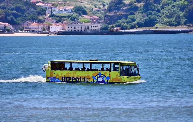 부산이 곧 도입할 수륙양용 버스. [리스본]