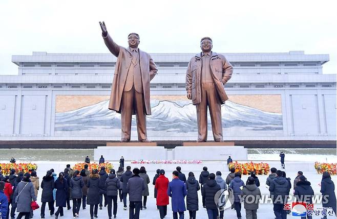 김일성·김정일 동상에 헌화하는 북한 주민들 (평양 조선중앙통신=연합뉴스) 2022년 새해를 맞아 북한 전역에서 근로자와 군 장병, 학생 등이 김일성·김정일 동상과 태양상을 찾아 헌화하고 경의를 표했다고 조선중앙통신이 2일 보도했다. 2022.1.2 
    [국내에서만 사용가능. 재배포 금지. For Use Only in the Republic of Korea. No Redistribution] 
 nkphoto@yna.co.kr