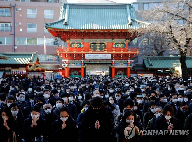 도쿄의 신사 참배객 (도쿄 로이터=연합뉴스) 4일 일본 도쿄(東京)에 있는 신사인 간다묘진(神田明神)에서 참배객들이 합장하고 있다.