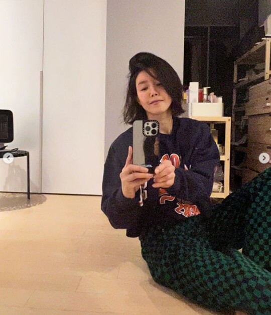 In the photo, Chae Jung-an was taking a selfie in a comfortable outfit.Especially, the lovely figure of the dog looking at Chae Jung-an who is taking a self-portrait smiles.Chae Jung-an is also surprised to see his unchanging beauty even in his unpretentious appearance.Meanwhile, Chae Jung-an appeared in the JTBC drama Monthly House, which ended in August.
