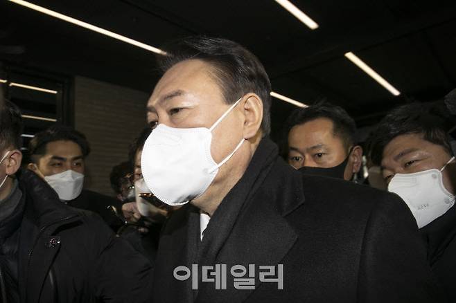 윤석열 국민의힘 대선후보가 3일 오전 갑작스럽게 이후 일정을 취소하고 서울 영등포구 국민의힘 당사로 들어오고있다.(사진=방인권 기자)
