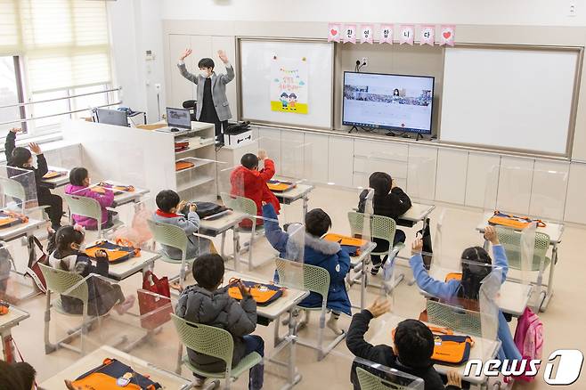 서울시 강남구 포이초등학교에서 첫 등교를 한 1학년 학생들이 담임교사와 함께 입학식을 하고 있다. 2021.3.2/뉴스1 © News1 사진공동취재단