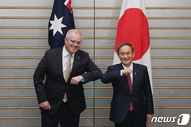 스콧 모리슨 호주 총리(왼쪽)와 스가 요시히데 전 일본 총리. © AFP=뉴스1