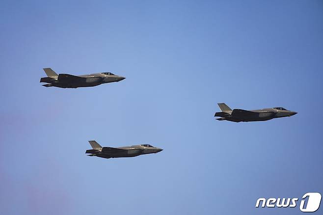 공군 F-35A '프리덤 나이트' 전투기 편대. 2021.10.20/뉴스1 © News1 이광호 기자